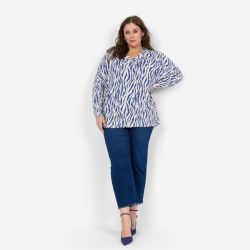 Elegant plussize outfit med zebra-stribet bluse og mørkeblå jeans, perfekt til stilbevidste kvinder. Komfort møder mode.
