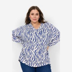 Moderne plussize bluse med zebra-print og V-udskæring, perfekt til enhver anledning. Komfortabelt og stilfuldt design i størrelse 42-60.
