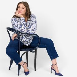 Plussize outfit med zebra-stribet bluse og mørkeblå jeans. Stilfuldt og behageligt tøj til hverdagsbrug.