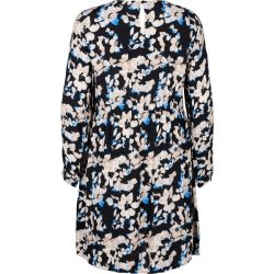 Plussize tunika med blomsterprint i sort, hvid og blå, med lange ærmer og rund hals. Perfekt til hverdagsbrug.