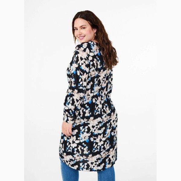 Moderigtig plussize langærmet tunika med blomsterprint. Behagelig pasform, velegnet til hverdag eller arbejde. Størrelser 42-60.