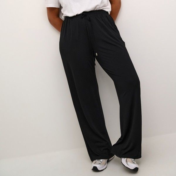 Elegant sorte, løstsiddende bukser med elastik i taljen og diskret lynlåsdetalje, perfekt til både afslappet og formelt brug.