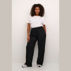 Sorte plussize bukser med høj talje og løs pasform, kombineret med hvid basis-T-shirt og afslappede sneakers. Moderne og komfortabel stil.