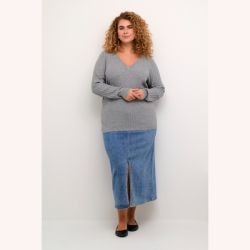 Plussize grå striktrøje og blå denim nederdel præsenteret af model foran hvid baggrund. Moderigtigt og komfortabelt hverdagstøj.