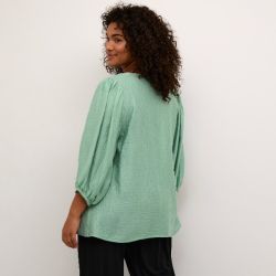 Elegant mintgrøn plussize bluse med trekvartærmer, draperet effekt og løs pasform, perfekt til smart hverdagstøj eller kontoret.