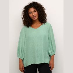 Lys grøn plussize bluse i let materiale med V-hals og 3/4-ærmer, ideel til casual og smart hverdagstøj.