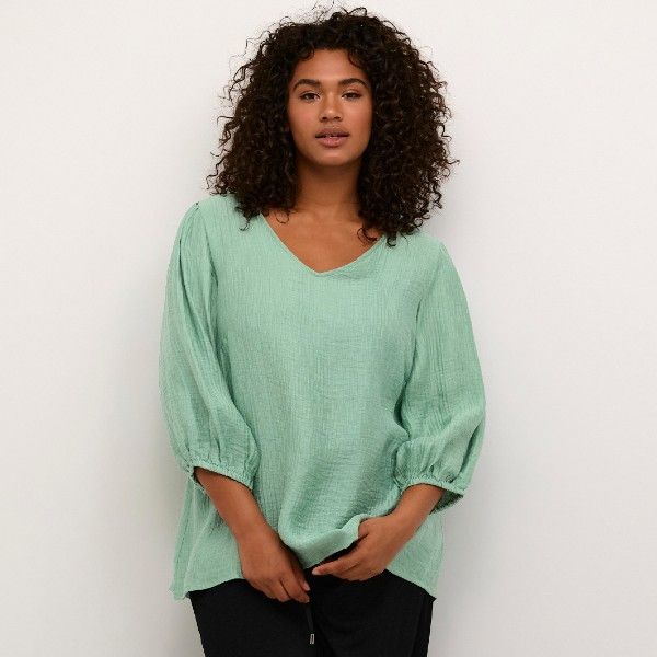Stilfuld mintgrøn plus size bluse med v-hals og trekvartærmer, perfekt til hverdagsbrug og let at style. Komfortabelt og flatterende snit.