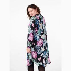 Elegant plussize kjole med blomsterprint i friske nuancer på mørkeblå bund, ideel til forskellige anledninger. Passer størrelse 42-60.