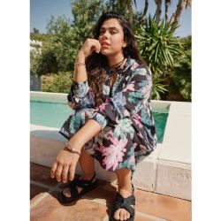 Sommerkjole i blomstret design ved poolside, perfekt til solrige dage. Let og luftigt stof, ideel til plus size mode.