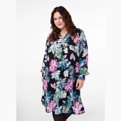 Blomstret plussize kjole i afslappet stil, perfekt til hverdagsbrug eller særlige begivenheder. Komfortabel og trendy for enhver figur.