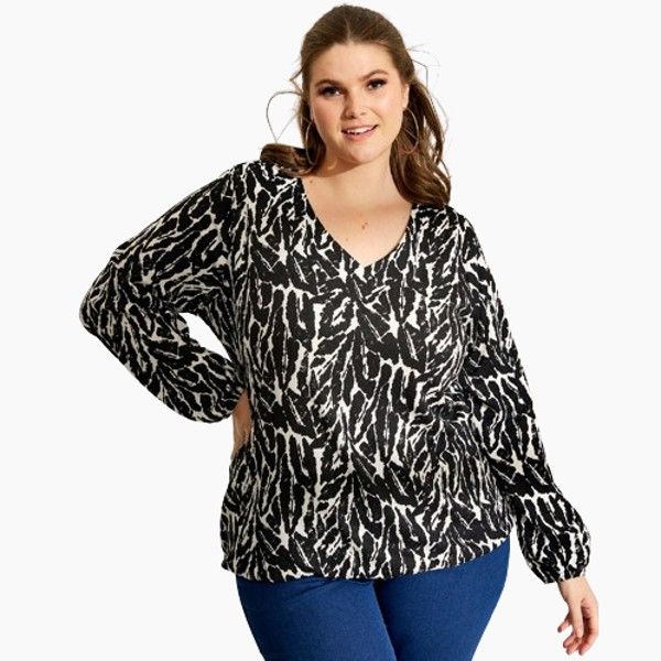 Moderne plussize bluse med dyreprint, langærmet design og V-udskæring. Komfort og stil til enhver lejlighed. Størrelser 42-60.