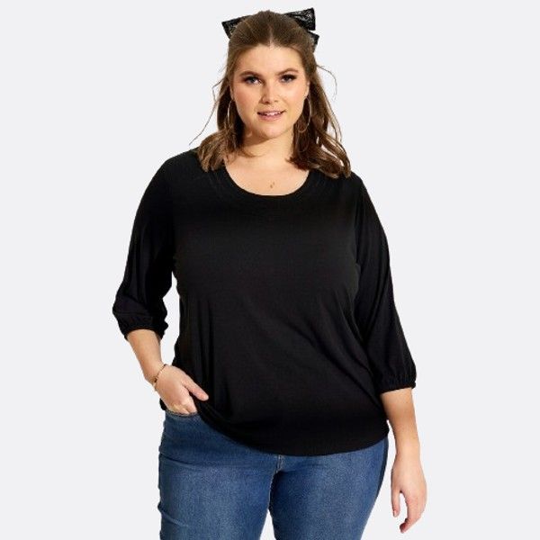 Sort plus size bluse med trekvarte ærmer og rund hals i casual design, stylet med klassiske blå jeans.