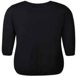 Sort plussize bluse med trekvartærmer og rund hals, designet til komfort og stil.
