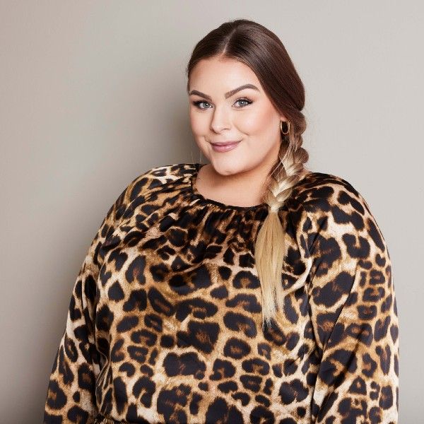 Smuk plussize bluse fra No. 1 by OX i Leo print