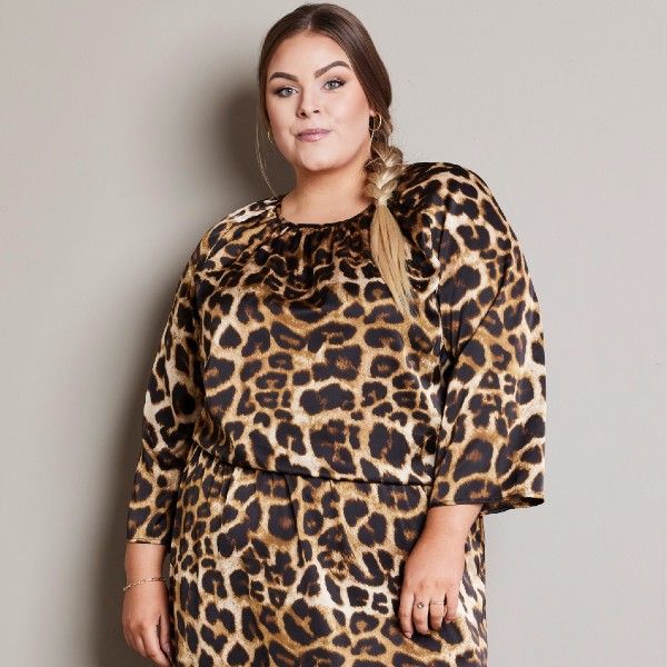 Smuk bluse fra No. 1 by OX i Leo print