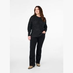 Plussize sort glitrende striktrøje og stilrene sorte bukser kombineret med beige flade sko.