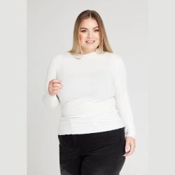 Elegant hvid lagdelt sweater i plussize, perfekt til smart hverdagsbrug eller kontormode.