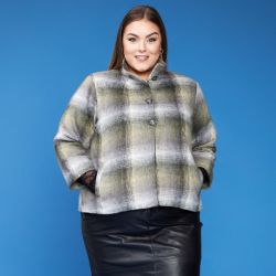 Ternet plussize jakke i grålige nuancer med knapper, kombineret med en sort læder-look nederdel.