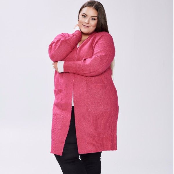 Lang pink cardigan i plussize, struktureret strik med forlommer, præsenteret i et moderne snit.