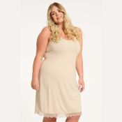 Elegant plussize underkjole med blonder fra No. 1 by OX, ideel til lag-på-lag stil eller under gennemsigtigt tøj.