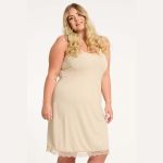 Elegant plussize underkjole med blonder fra No. 1 by OX, ideel til lag-på-lag stil eller under gennemsigtigt tøj.