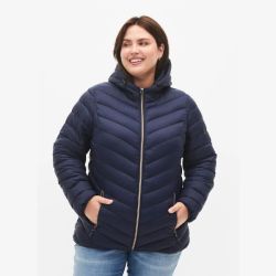 Marineblå dynejakke med lynlås og sidelommer i plussize, velegnet til køligt vejr.