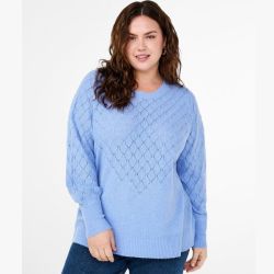 Blå sweater med hulmønster i plussize, ribkant forneden og på ærmerne, velegnet til afslappet hverdagsbrug.