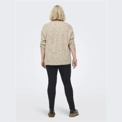 Beige striktrøje i plussize med ribkant vist bagfra og sorte stretchbukser, kombineret med brune støvler.
