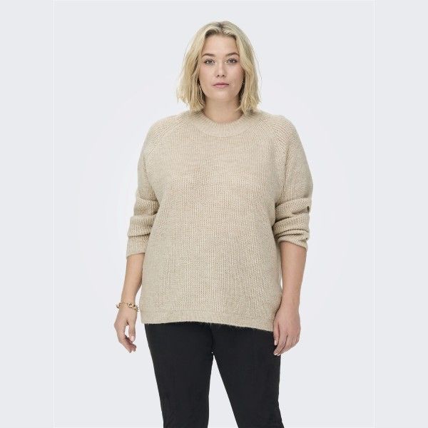 Beige plussize striktrøje med rund hals og sorte bukser præsenteret mod en hvid baggrund.