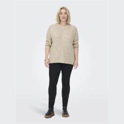 Beige striktrøje med rund hals og lange ærmer kombineret med sorte slim-fit bukser og brun læderstøvler.