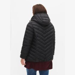 Sort quiltet jakke med hætte set bagfra, velegnet til plusstørrelser.