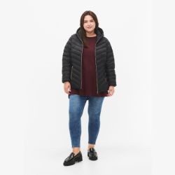 Plussize sort vinterjakke, bordeaux top og blå skinny jeans, til casual stil og efterårs-/vintersæson.