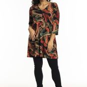 Mønstret A-formet tunika med trekvartærmer parret med sorte stramme bukser og robuste støvler.