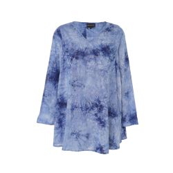 Blåt tie-dye plussize tunika med V-hals og lange ærmer, designet til både komfort og stil.