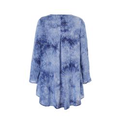 Langærmet plussize tunika i tie-dye mønster med bølget kant, ideel til både hverdag og afslappede anledninger.