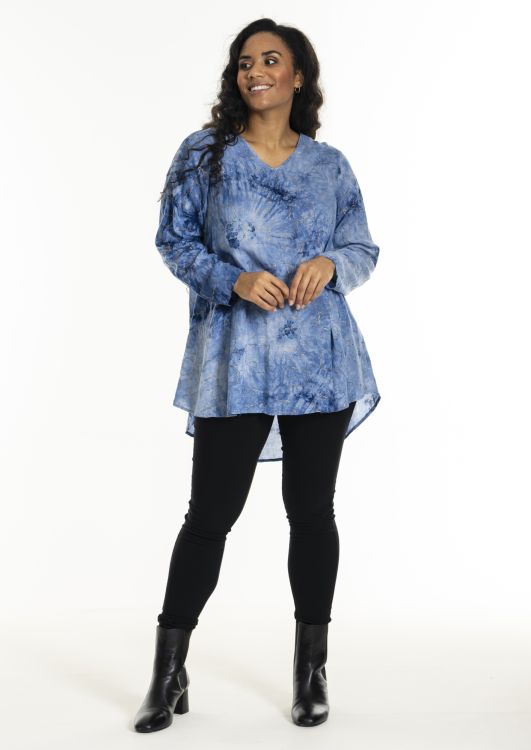 Blå batik tunika med asymmetrisk snit og lange ærmer, kombineret med sorte stramme bukser og høje sorte støvler. Stilfuldt plussize outfit.