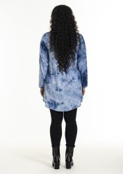 Plussize blå og hvid tie-dye tunika med lange ærmer og sorte skinny jeans præsenteret med sorte ankelstøvler på hvid baggrund.