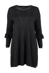 Sort plussize kjole med lange ærmer og flæsekant, velegnet til både hverdag og særlige anledninger.