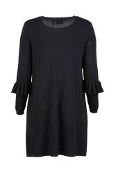 Sort kjole med flæseærmer og rund halsudskæring, designet til plussize mode i størrelse 42-56.