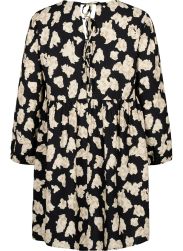 Sort og beige mønstret plussize kjole med snøredetalje ved halsudskæring, optimal til både hverdag og fest.