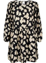 Sort plussize kjole med beige blomsterprint, lange ærmer og empire talje, ideel til både hverdag og særlige anledninger.