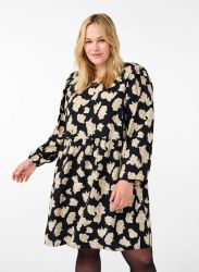 Plussize kjole med blomsterprint, lange ærmer og empire linje, velegnet til forskellige anledninger.