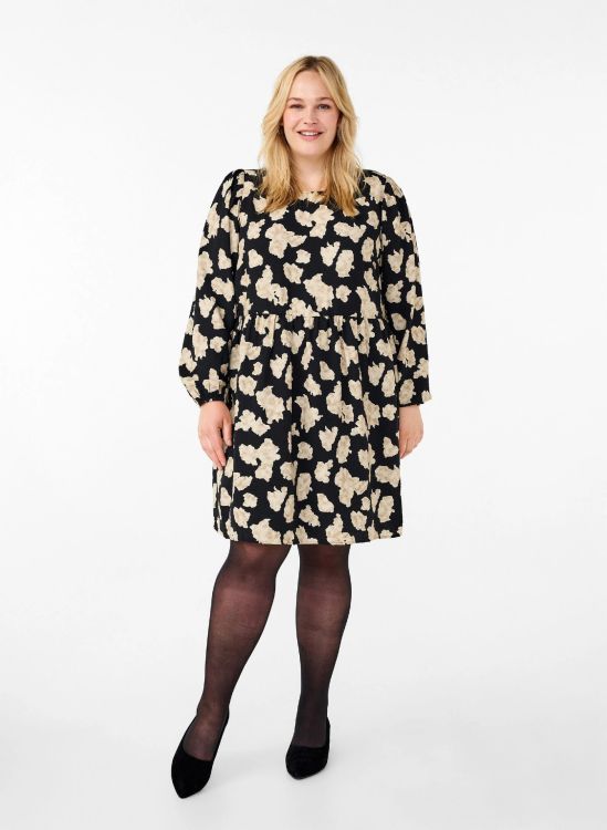Plussize kjole med blomsterprint, trekvartærmer, og rund hals, præsenteret på en ensfarvet baggrund.