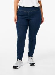 Mørkeblå stretch jeans i plussize, formet til at give en flatterende pasform, vist med hvide sneakers.