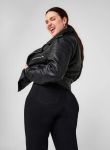 Sort plussize læderjakke med lynlåsdetaljer og matchende sorte jeans, designet til at fremhæve en moderne stil.