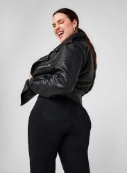 Sort plussize læderjakke med lynlåsdetaljer og matchende sorte jeans, designet til at fremhæve en moderne stil.