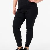Sorte skinny jeans i plussize med høj talje og stretch, vist med sorte loafers. Perfekt til både casual og formelle lejligheder.