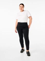 Sort plussize buks og hvid t-shirt står på en ensfarvet baggrund, repræsenterer smart hverdagsbeklædning.