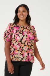 Blomstret plussize bluse i farverige nuancer med korte ærmer og rund hals, præsenteret på lys baggrund.