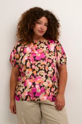 Farverig plussize blomsterprintet top med korte ærmer og beige bukser, styled til en afslappet og moderne hverdagslook.